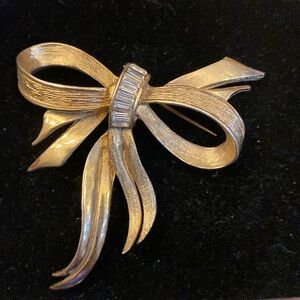 Brooch with bow and rhinestone baguettes